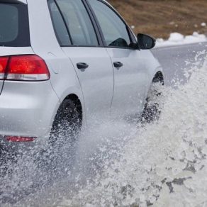 Aquaplaning: ¿Cómo reaccionar al volante?