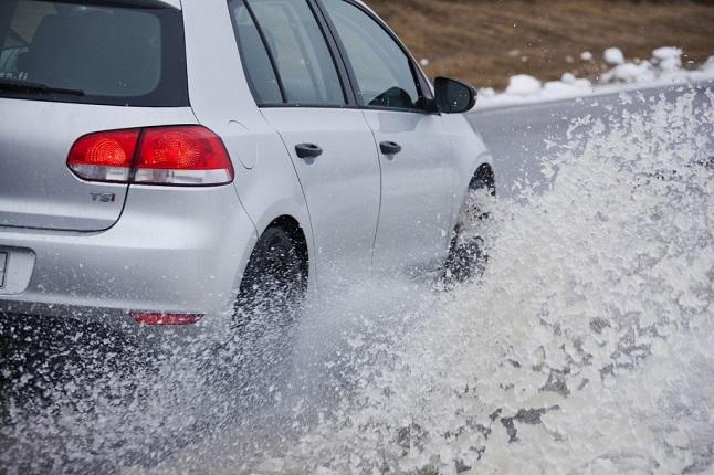 Aquaplaning: ¿Cómo reaccionar al volante?